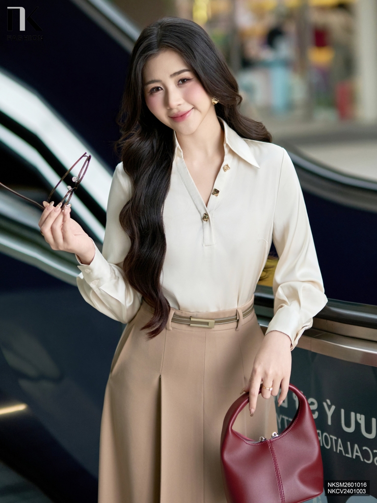 Sơ mi cổ V tay bồng nhẹ nhàng gợi cảm mà tinh tế NKSM2601016