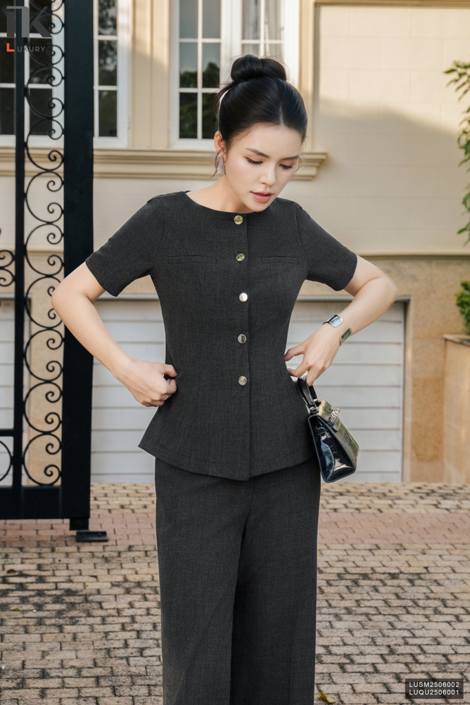 Áo kí giả cổ thuyền cơi túi sang xịn LUSM2506002 ( Ko kèm chân váy/Phụ kiện)