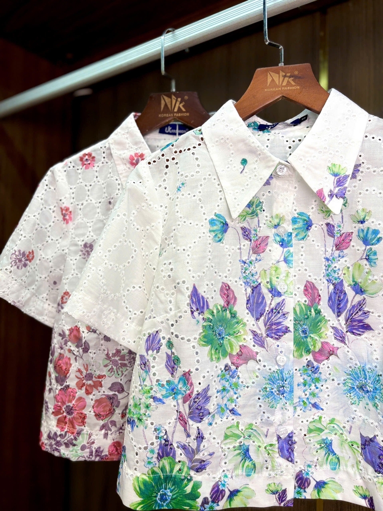 Sơ mi hoa chân cổ đức croptop điệu đà UKSM2505015