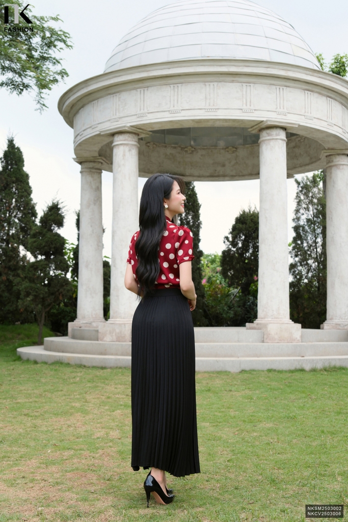Sơ mi chấm bi phối ca vạt trẻ trung NKSM2503002