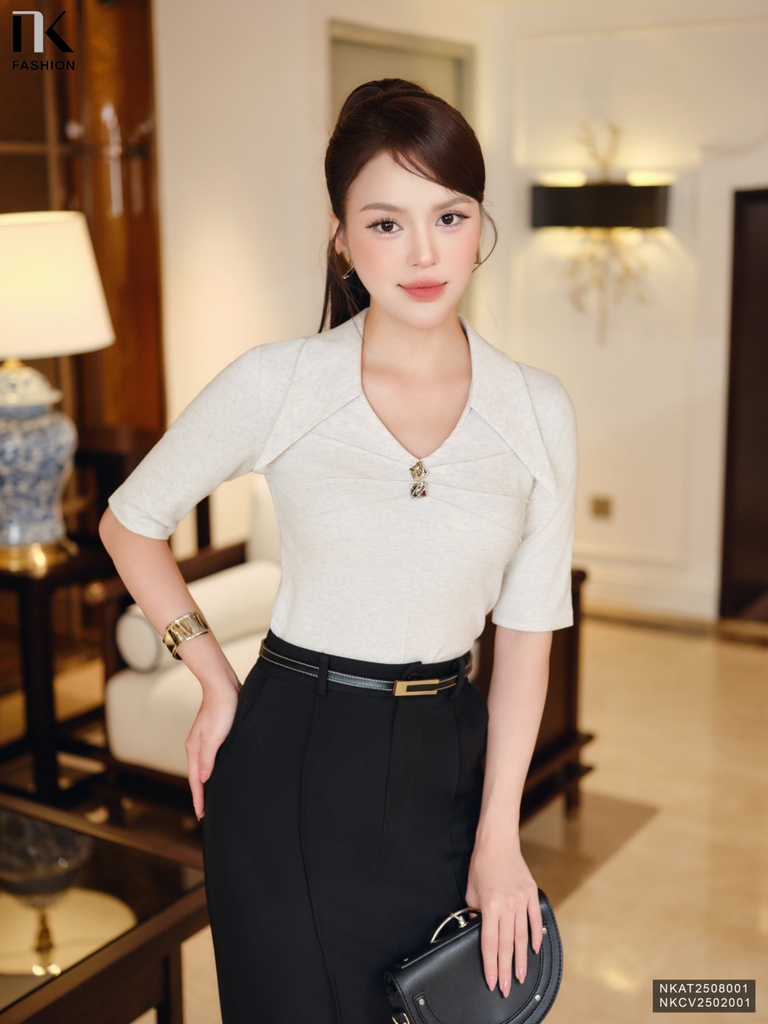 Áo thun cổ V lá mí ngực cách điệu duyên dáng NKAT2508001
