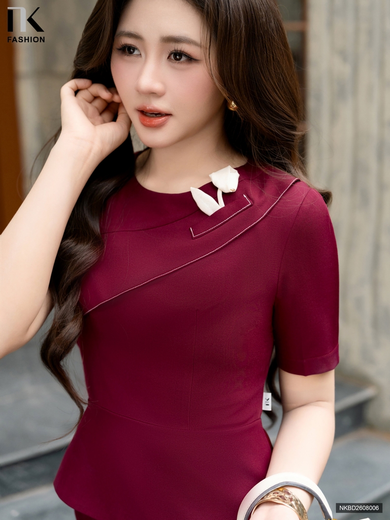 Set sơ mi kiểu hoa túi + chân váy bút chì suông NKBD2608006 ( Cả set gồm áo + CV, ko kèm PK )