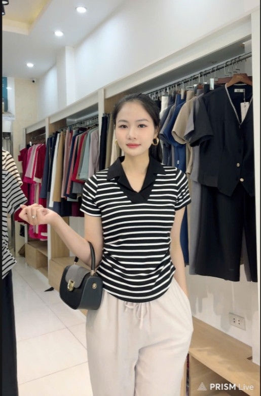 Áo thun kẻ phối cổ ve nhún eo trẻ trung, mới lạ NKAT2502001
