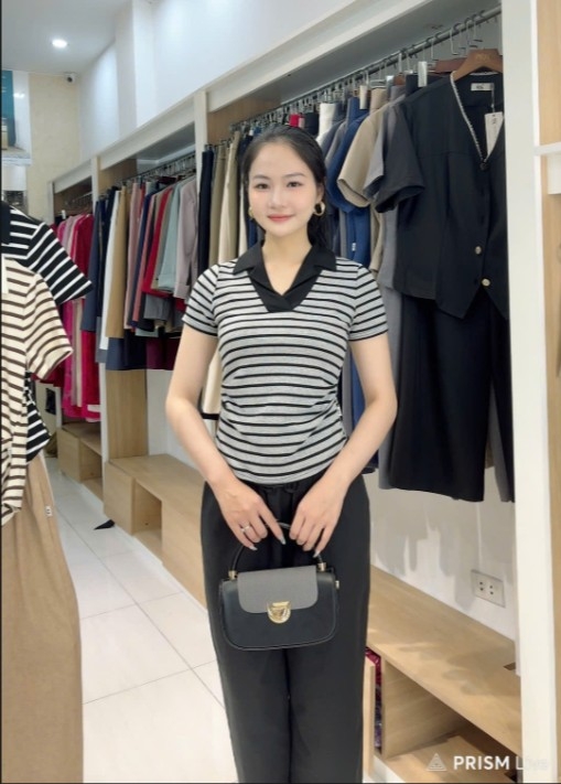 Áo thun kẻ phối cổ ve nhún eo trẻ trung, mới lạ NKAT2502001