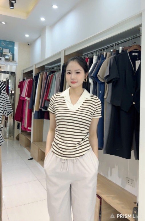 Áo thun kẻ phối cổ ve nhún eo trẻ trung, mới lạ NKAT2502001