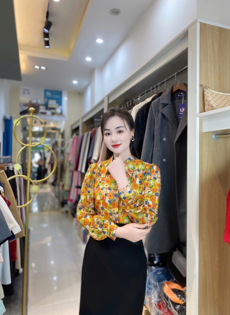Sơ mi cổ đức hoạ tiết tay mới lạ, lịch sự, rực rỡ  NKFSM2502001 ( Ko kèm CV/QU/PK )