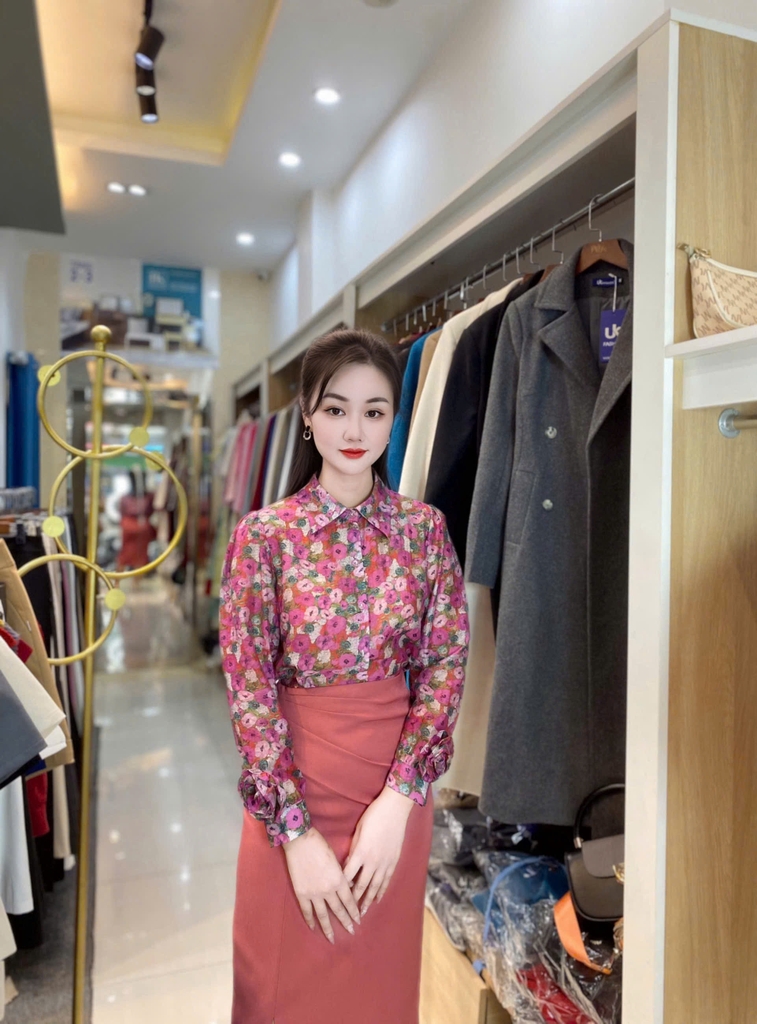 Sơ mi cổ đức hoạ tiết tay mới lạ, lịch sự, rực rỡ  NKFSM2502001 ( Ko kèm CV/QU/PK )