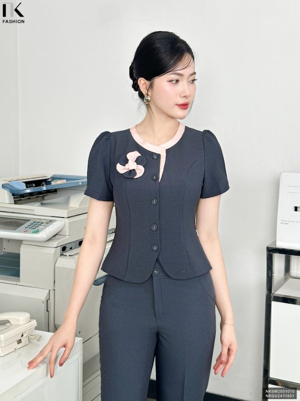 Sơ mi phối cổ hoa ngực xinh xắn, điệu đà, ghép set sang chảnh NKSM2501010 ( Không kèm CV/QU/PK)