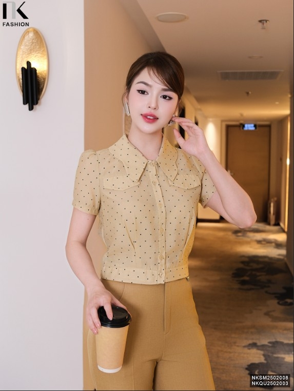 Sơ mi chấm bi cổ kiểu bo gấu xinh xắn, nhẹ nhàng, dễ phối đồ NKSM2502008