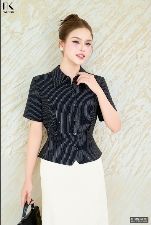 Sơ mi kẻ cổ đức đáp gấu gọn gàng NKSM2506017