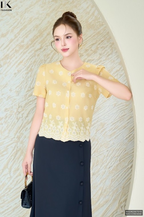 Sơ mi cổ tròn chân dệt xinh xắn NKSM2507010