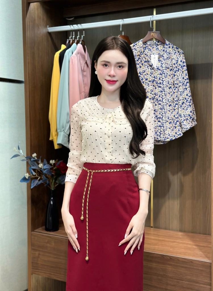 Sơ mi chấm hoa cổ bèo kép, màu tươi tắn, điệu đà UKFSM2409015