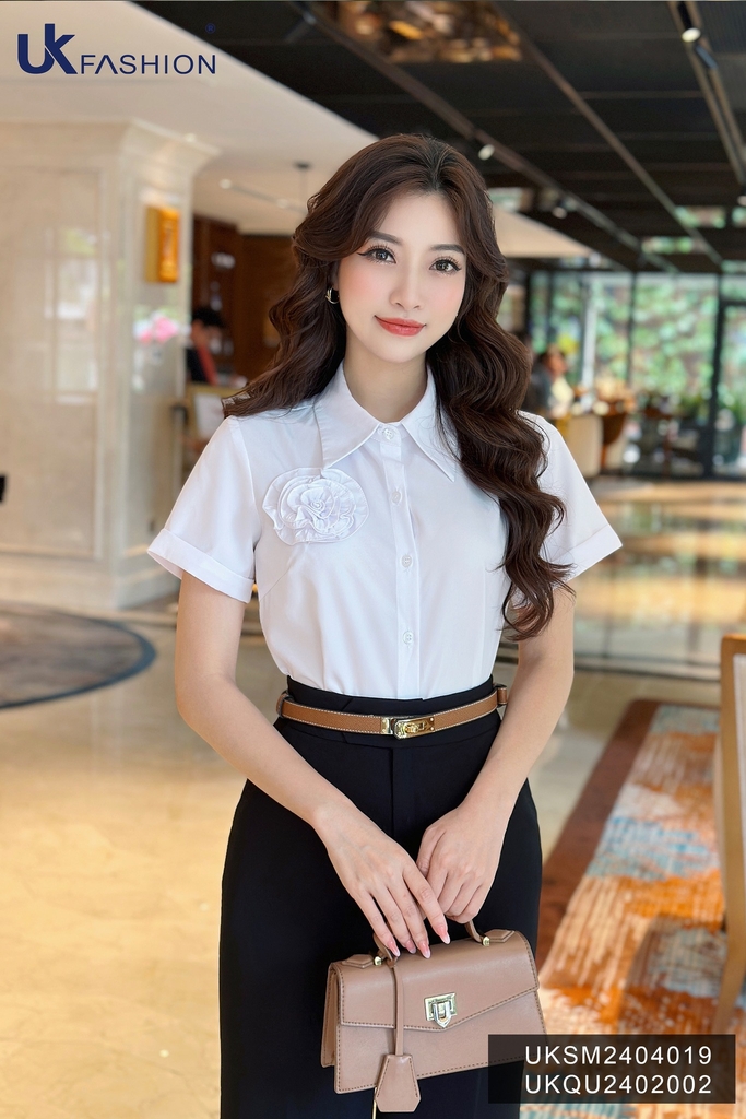 Sơ mi dáng croptop cổ đức hoa ngực duyên dáng, hợp thời trang, hiện đại UKSM2404019