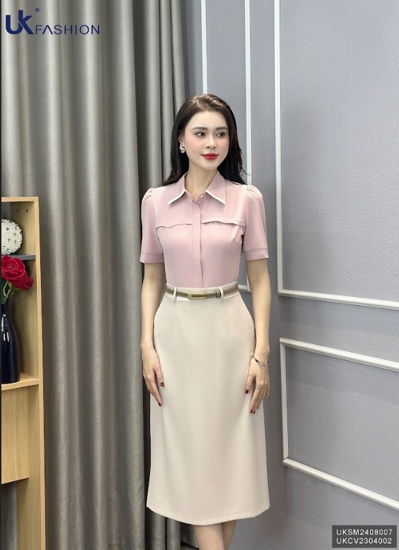 Sơ mi ngắn tay diễu ngực phối lá cổ xinh xắn, dễ mặc UKSM2408007