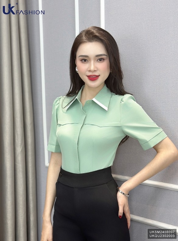 Sơ mi ngắn tay diễu ngực phối lá cổ xinh xắn, dễ mặc UKSM2408007