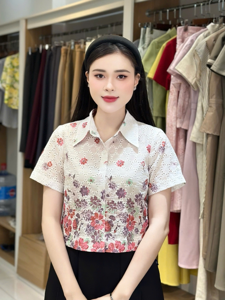 Sơ mi hoa chân cổ đức croptop điệu đà UKSM2505015