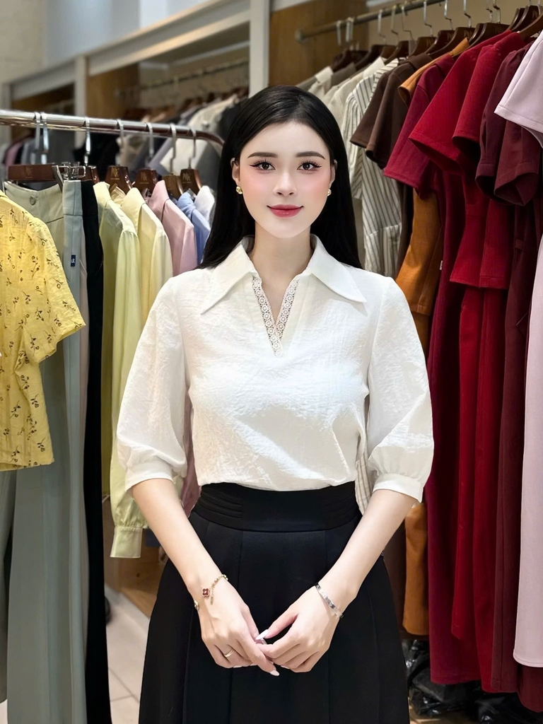 Sơ mi lá cổ V kê ren dễ mặc che khuyết điểm UKSM2506019
