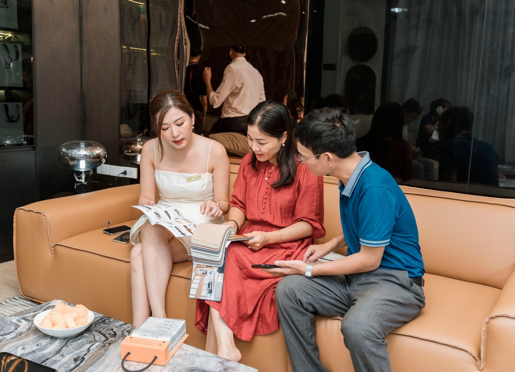 Lợi Ích Khi Sở Hữu Sofa Gỗ Óc Chó - Hương gỗ  thân thiện môi trường