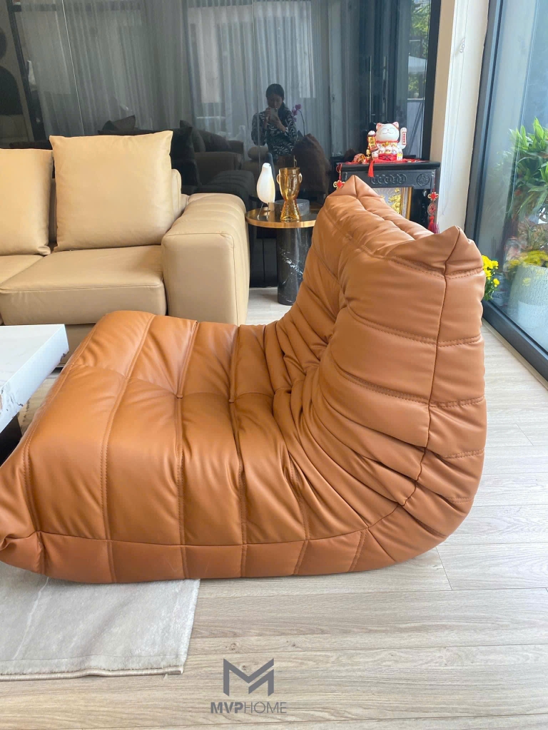 Ghe doc sach bieu tuong Togo Chair GTG001 dang ngoi bet bong benh