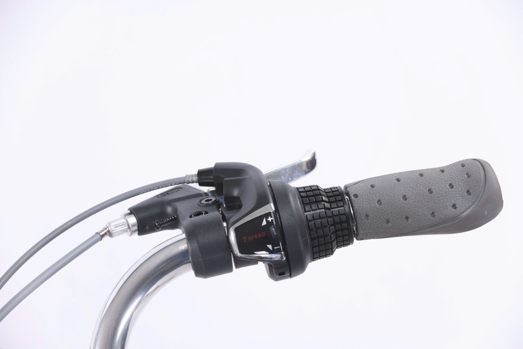 Cận cảnh củ đề shimano của xe đạp nữ califa violet