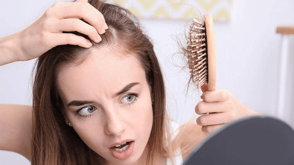 rụng tóc nhiều ở nữ do mất cân bằng hormone