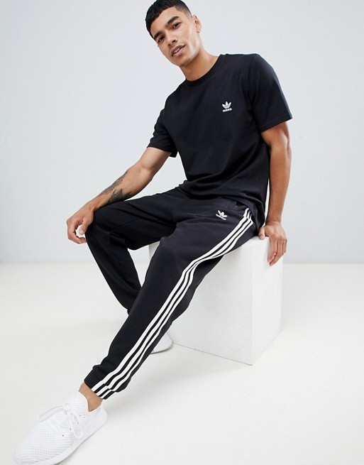 Adidas Áo truyền thống logo thêu nhỏ đen