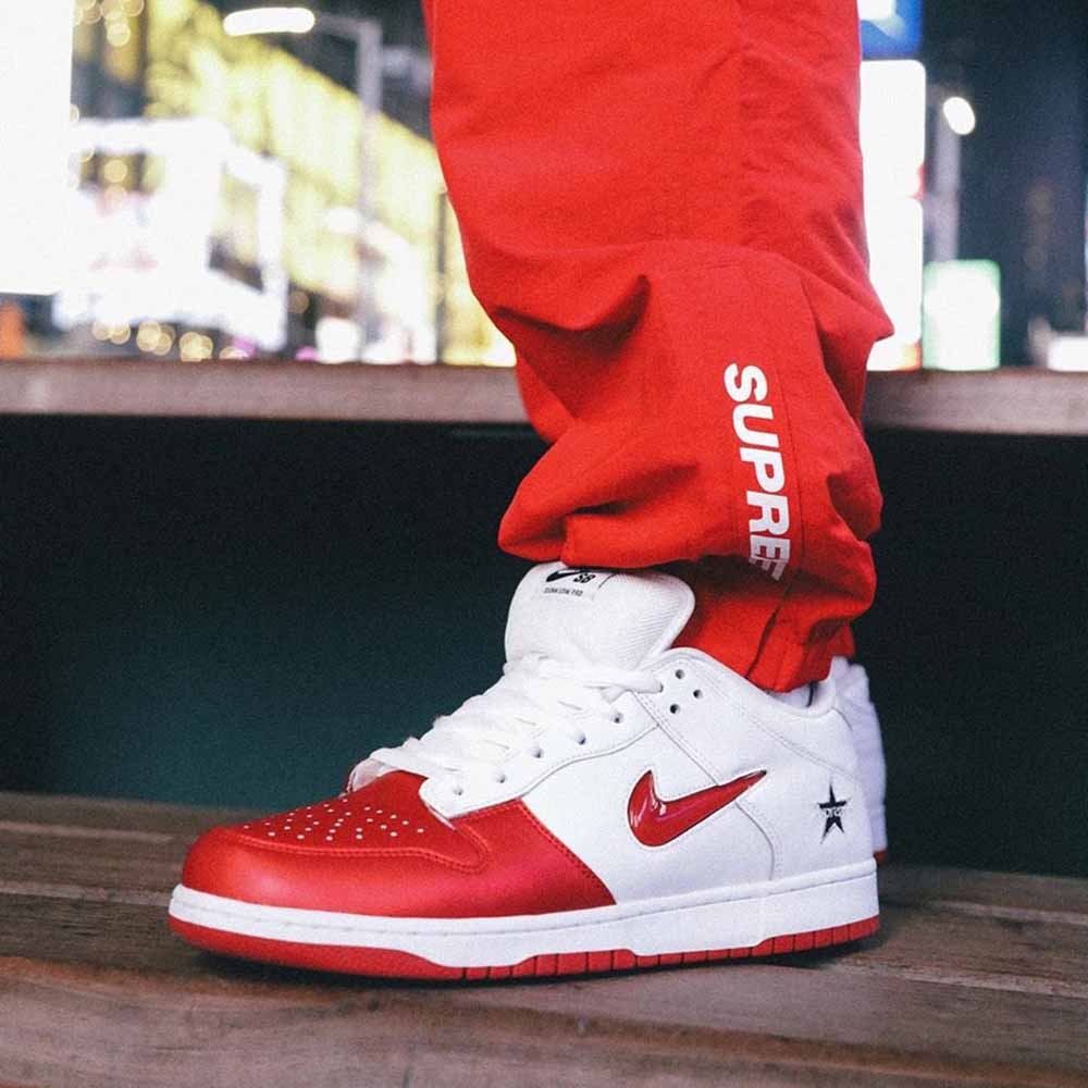Supreme x Nike Dunk SB Low 'Varsity Red' | Duyet Fashion
