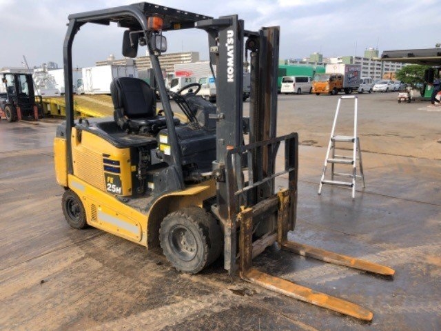 Xe nâng Nhật bãi lắp càng dịch giá có phù hợp với doanh nghiệp thường xuyên xử lý nhiều kích thước pallet