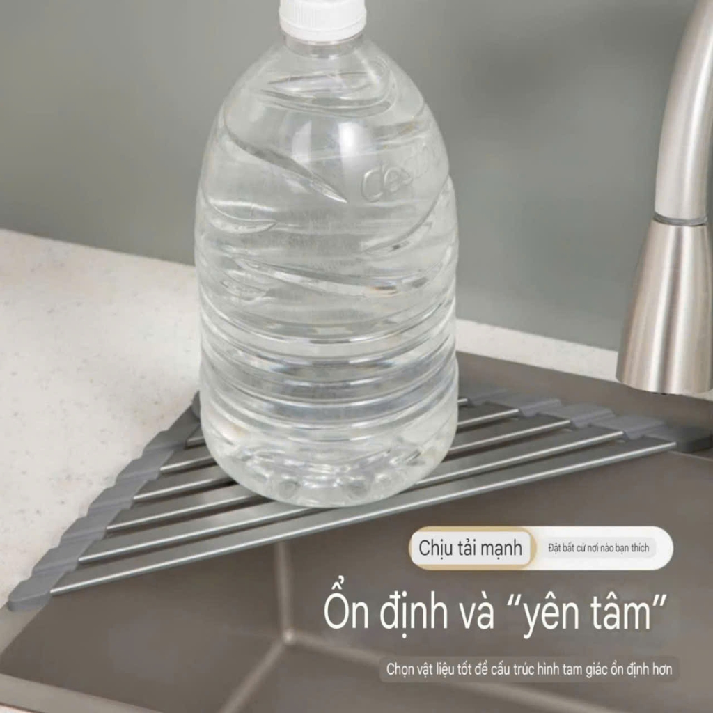 Cuộn liên tam giác úp chén dĩa gác trên bồn rửa