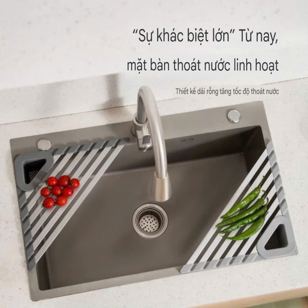 Cuộn liên tam giác úp chén dĩa gác trên bồn rửa