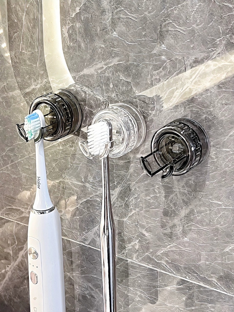 Giá đỡ ổ cắm điện và bàn chải đánh răng