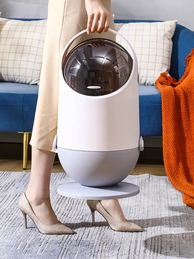 Thùng rác kiểu dáng phi hành gia