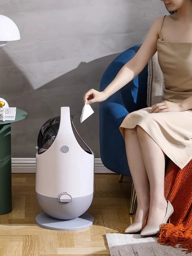 Thùng rác kiểu dáng phi hành gia