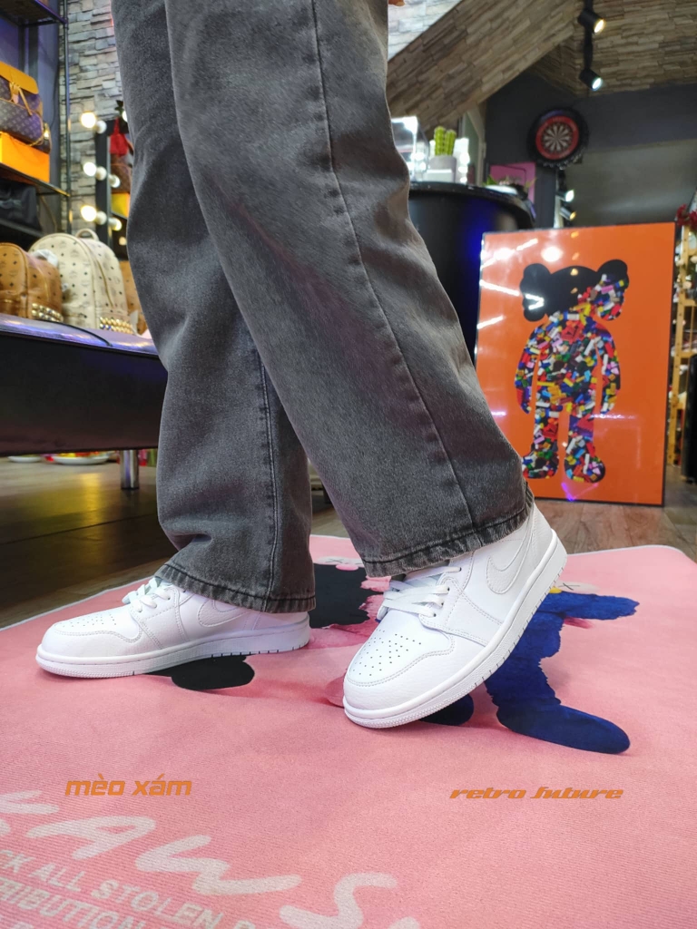 Giày sneaker Nike air jordan 1 trắng cổ thấp  a.k.a  Air Jordan 1 Low “ Triple White ” size Nam và Nữ    ☑️    phiên bản like auth    ☑️     Da Xịn     🏍    freeship hcm, hỏa tốc, shipcode toàn quốc