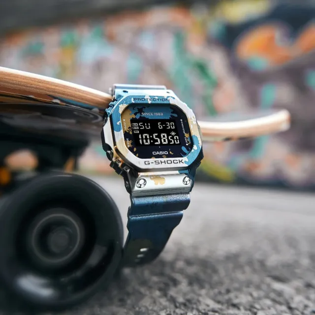 GM-5600SS-1DR | Đồng Hồ Casio | G-Shock | Dây Nhựa | Viền Kim Loại | Mặt Điện Tử | Chống Nước WR20BAR