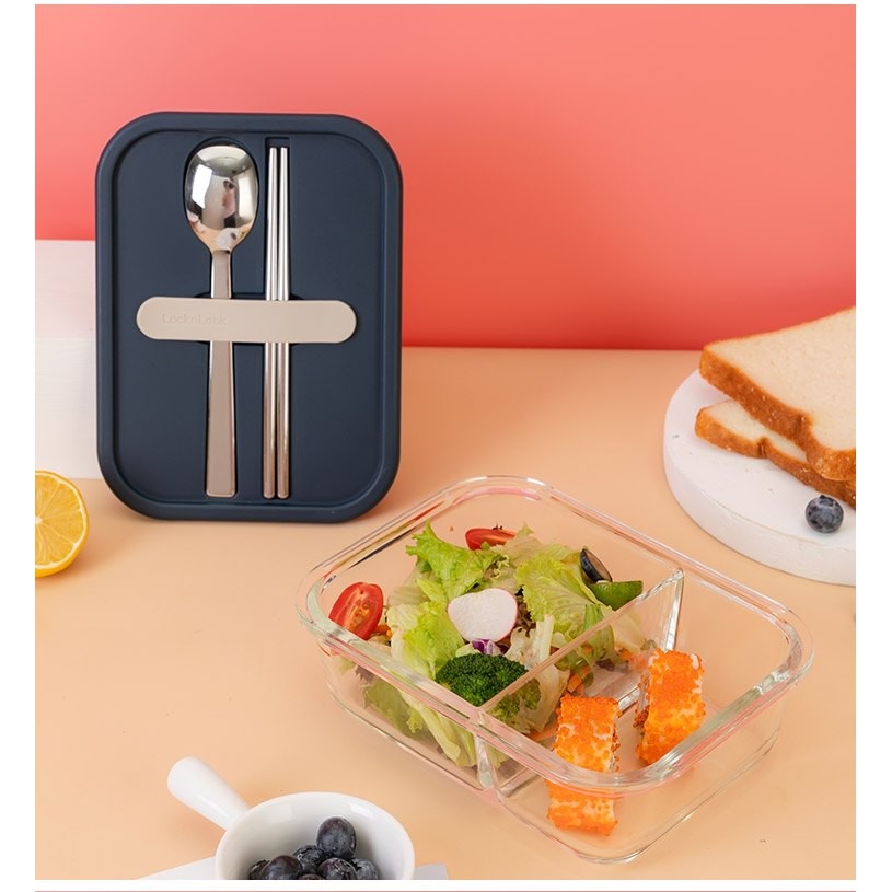 Hộp cơm thủy tinh LocknLock chia ngăn kèm muỗng đũa LLG991CL 930ml - Hàng chính hãng, dùng được lò vi sóng - JoyMall