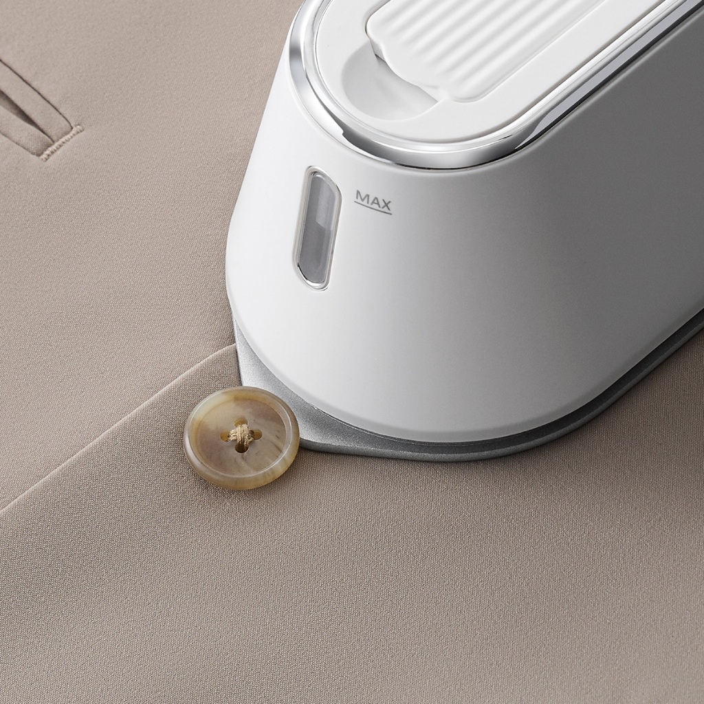 Bàn ủi hơi nước 2 trong 1 LocknLock 2 in 1 steam iron 220-240V, 50-60Hz, 1100-1300W, 100ml - Màu trắng