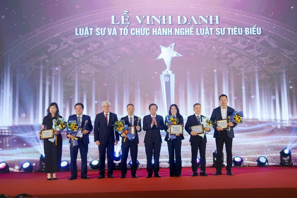 ghi-nhan-nhan-vien-lau-nam