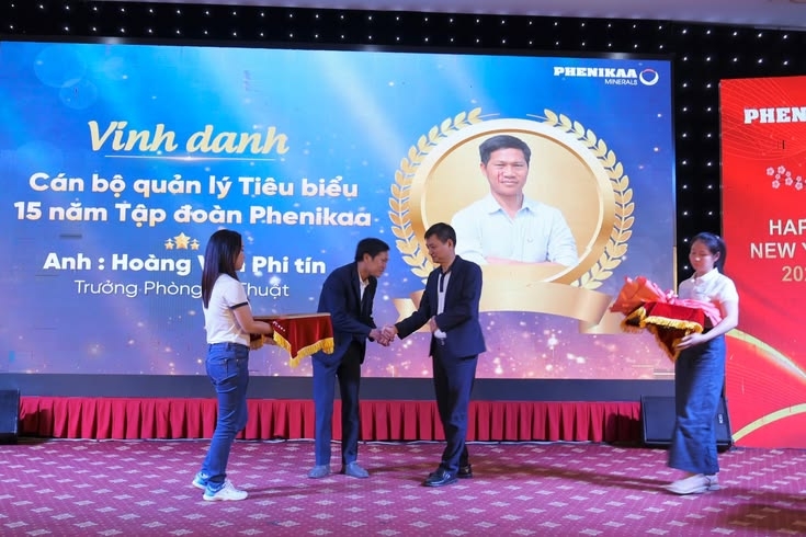 ghi-nhan-thanh-tich-nhan-vien