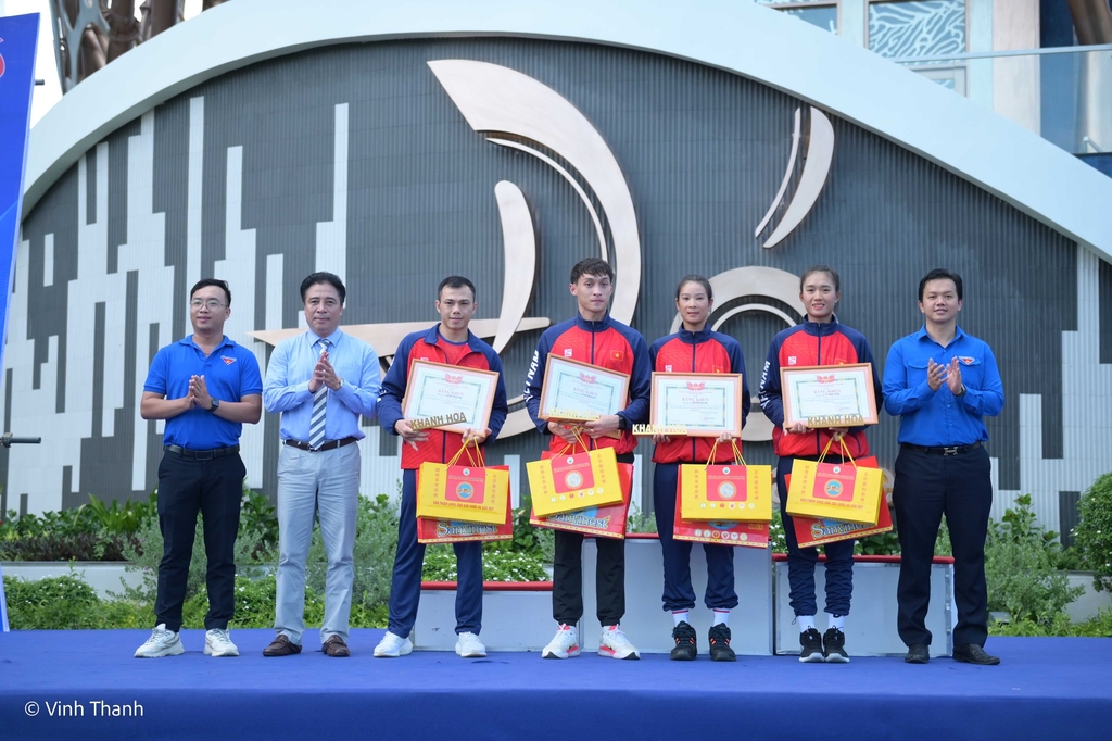 To-chuc-le-trao-giai-chay-bo