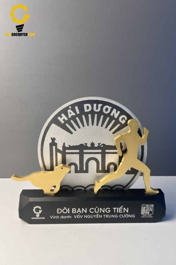 Vinh-danh-trong-giai-chay