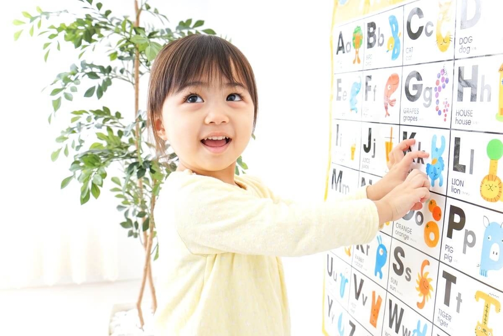 Ưu điểm khi cho trẻ đi học sớm - KidsUni.vn