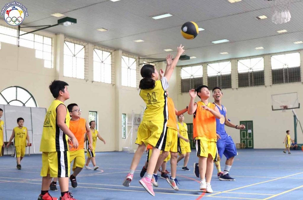 bóng rổ giúp trẻ phát triển chiều cao