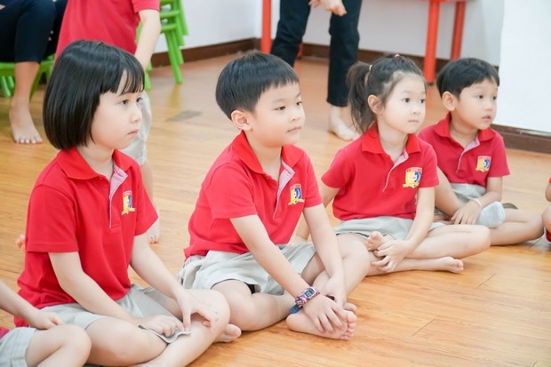 Độ tuổi hợp lý cho bé đi nhà trẻ - KidsUni.vn