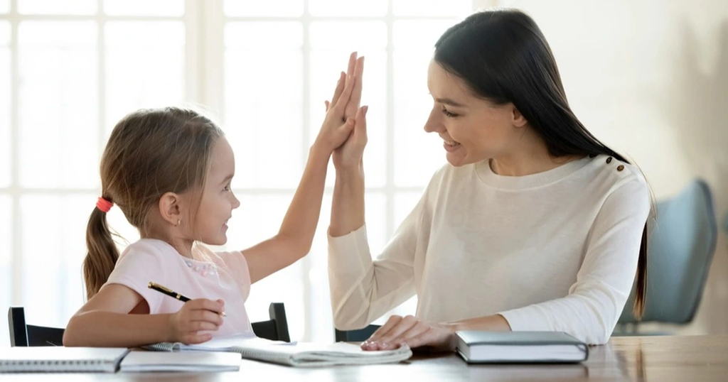 Mẹ động viên con mỗi khi con gặp khó khăn