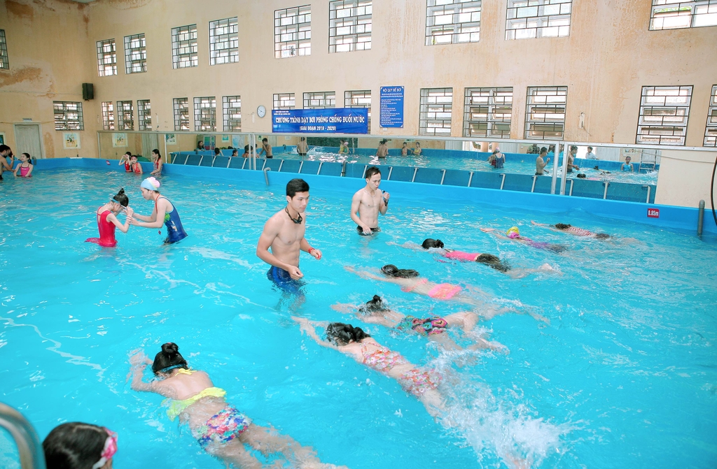 bơi lội giúp trẻ phát triển chiều cao