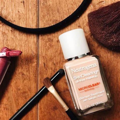 Kem nền NEUTROGENA Skin Clearing Oil - Dành cho da mụn