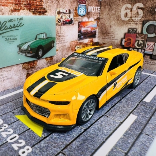 Mô Hình Oto chevrolet màu vàng vạch đen trắng . tỉ lệ 1:36 - Chạy Cót - Có Kèm Đế - Dài 12cm - rộng 5cm - cao 4cm - nặng : 400gram - FULL BOX . SKU : oto525c - K114A71 - K52-T2-S8