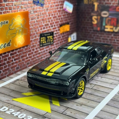 Mô Hình xe oto đua màu đen vạch vàng . tỉ lệ 1:36 - Chạy Cót - Có Kèm Đế - Dài 12cm - rộng 5cm - cao 4cm - nặng : 400gram - FULL BOX . SKU : oto527 - K114A84- K53-T3-S9