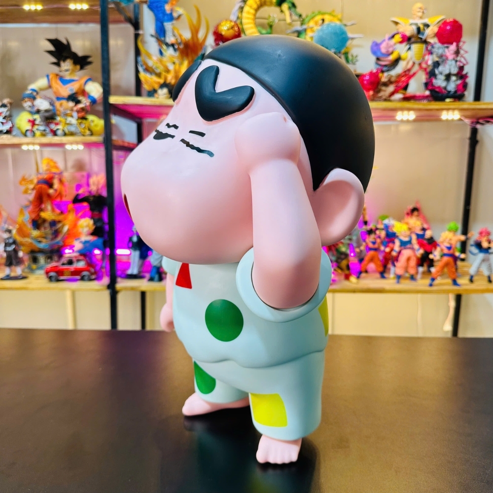 Mô Hình Shin bút chì áo xanh gãi đầu bản to - Phụ Kiện : Đế - Cao 40cm - nặng 1500gram - Figure Cậu Bé Bút Chì - bọc túi OPP - Hộp Carton K12-T4-S2